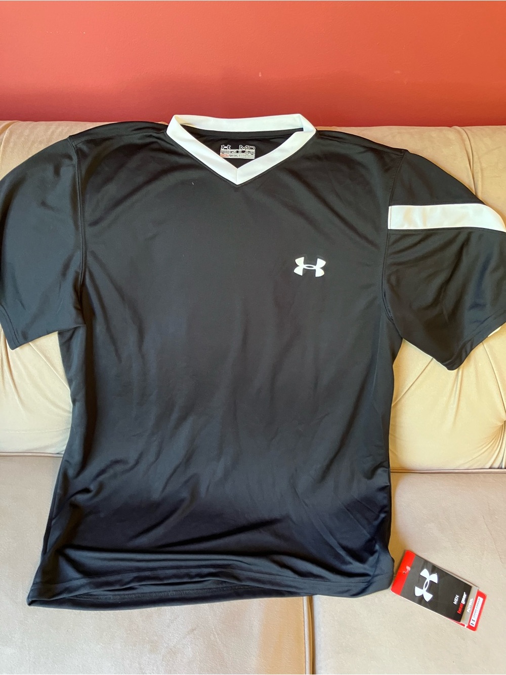 Under Armour Men heatgear Black Athletic V-Neck Shirt with White Accents
